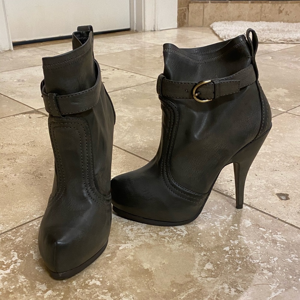 Max Studio heeled boot